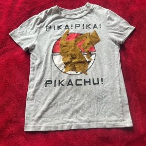 shirt for boy size S with change of design to gold or black, Pokémon brand.